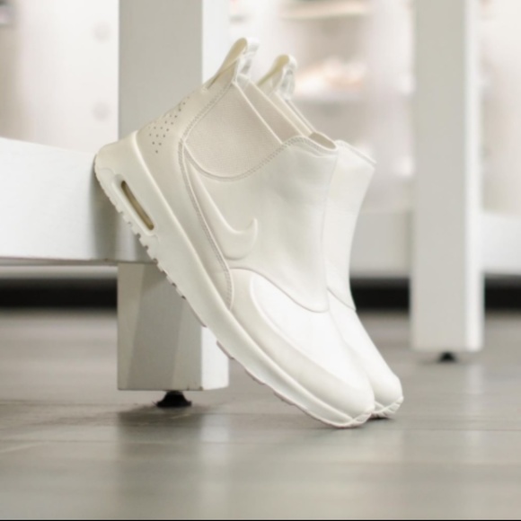 nike thea mid